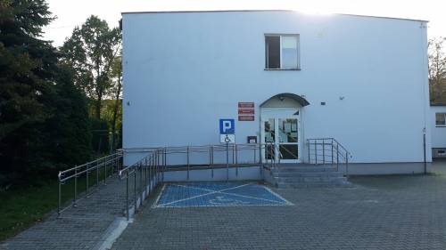 Front budynku Powiatowego Centrum Pomocy Rodzinie w Zawierciu, wjazd od strony głównej bramy od ulicy Daszyńskiego