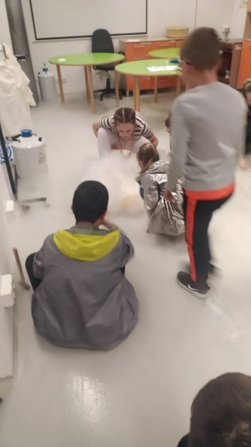 Czworo dzieci w sali wśród unoszącej się mgły