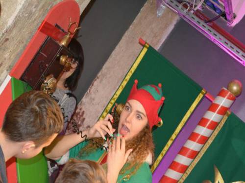 Kobieta w czapce Elfa rozmawia przez telefon