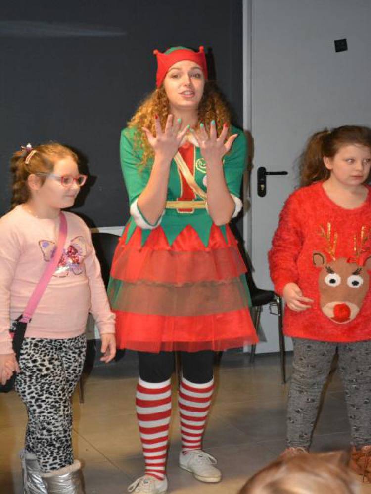Elf i dwie dziewczynki stoją