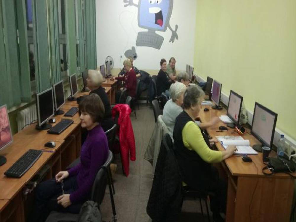 Kobiety siedzą przy stanowiskach komputerowych
