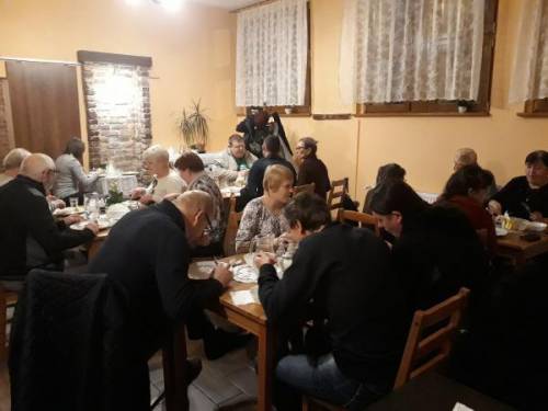 Grupa kobiet i mężczyzn siedząc w trakcie posiłku