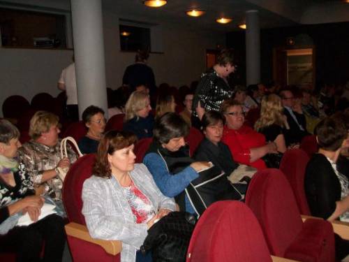 Uczestnicy i uczestniczki wyjazdu siedzący na widowni teatru